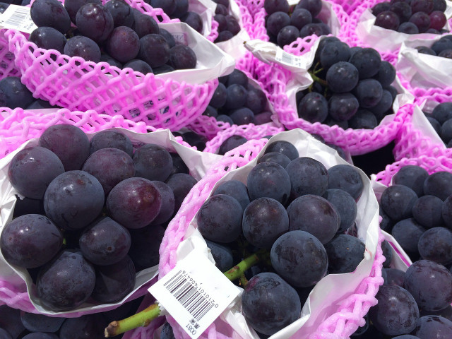 Keep the packaging that grapes come in to help keep grapes fresher for longer. 