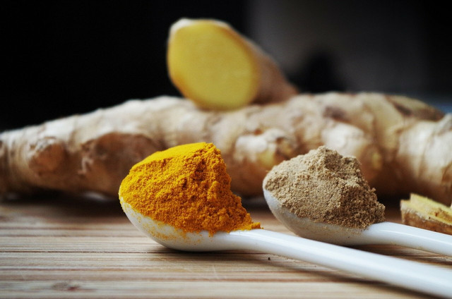 Spices like ginger and turmeric are low in histamine.