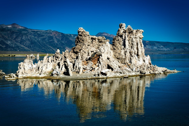 One of the most beautiful lakes in the US is Mono Lake.