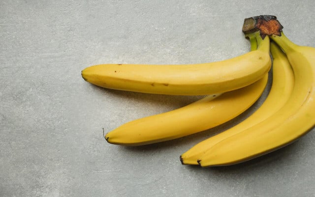 Banana paste is a simple home remedy for dry and frizzy hair. 