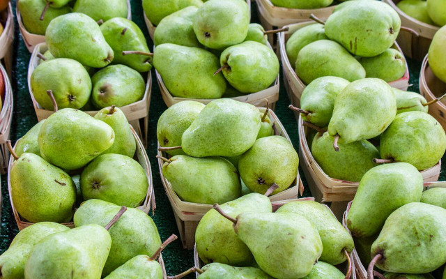 Pickled pears make a tasty treat throughout the autumn months. 
