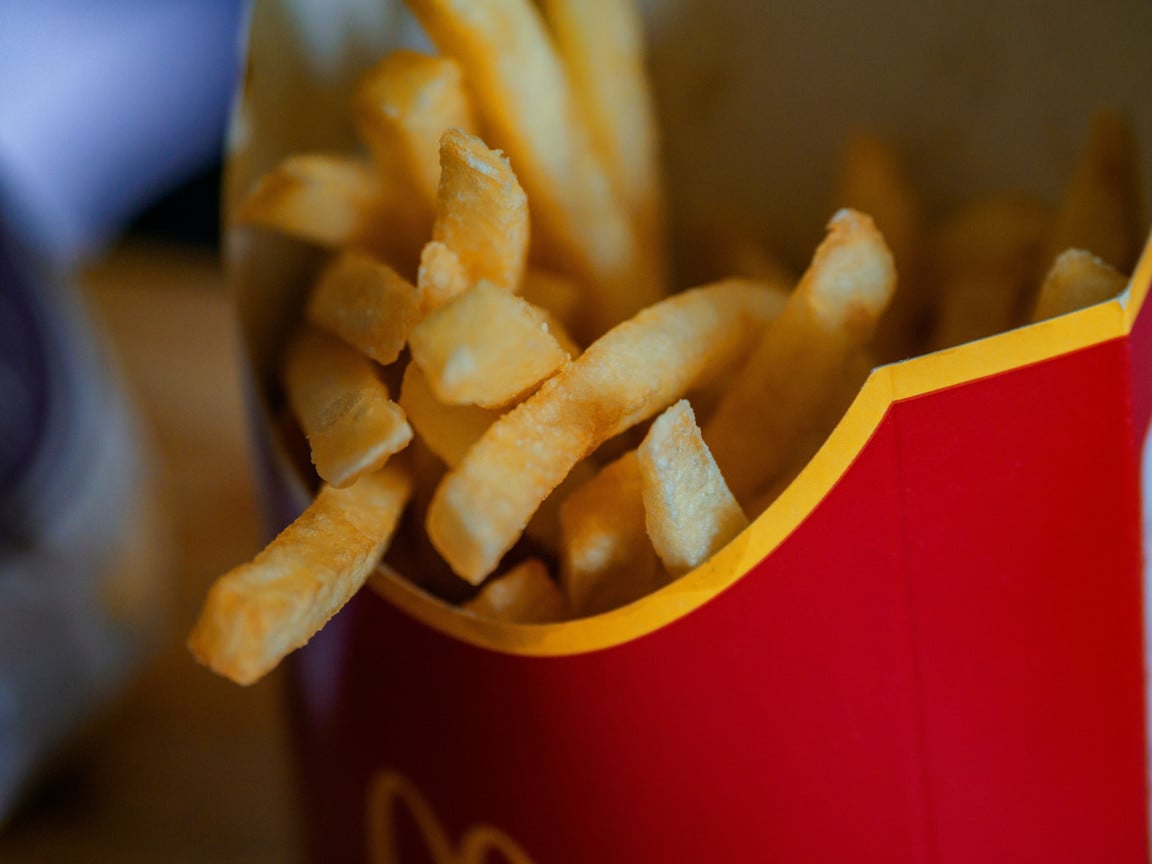 https://images.utopia.org/0bjjn1slRhaqqVKUfwbOhr09ChB31LQ5whNNoJ2apUk/rt:fill/w:1152/h:864/g:ce/plain/2022/07/are-mcdonalds-french-fries-vegan-brett-jordan-unsplash-scaled.jpg