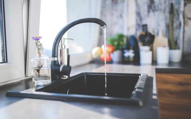 newyearsresolution-tapwater-pb-kaboompics-191294-1280x800 New year's resolution idea: drink tap water