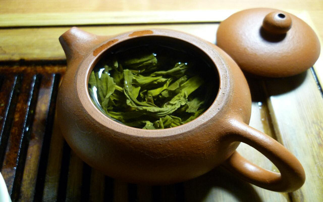 A green tea mask is a natural home remedy for blackheads. 