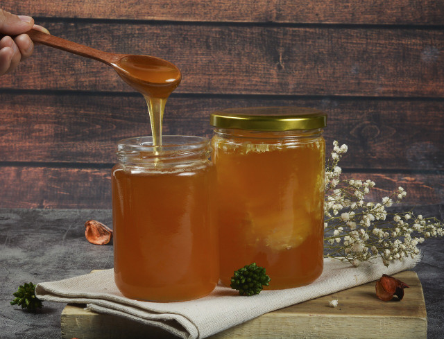 Children over 1 can eat a teaspoon of honey.