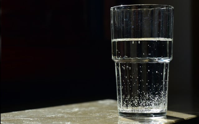 Benefits of gargling salt water for a sore throat helps gargle