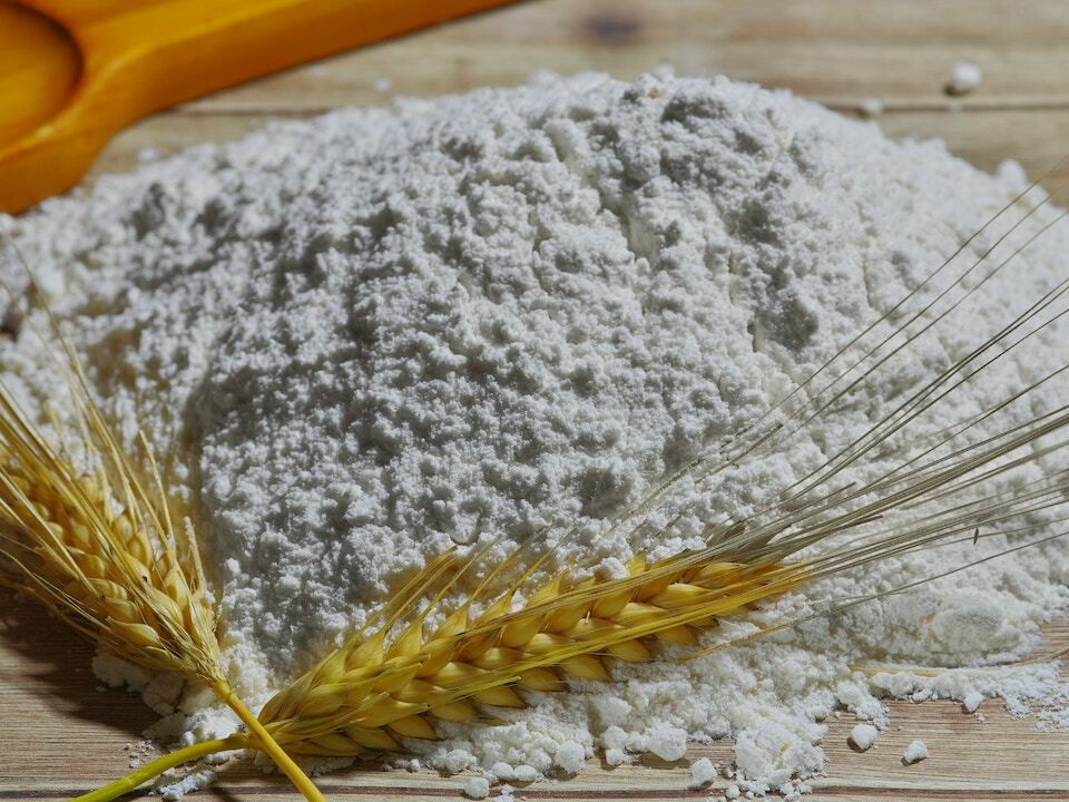 https://images.utopia.org/3ZL2EPvoaGRhO11uXfuwuj-HL10Bo3N12R8KyGbRluI/rt:fill/w:960/h:960/g:ce/plain/2023/04/how-to-store-flour-cc0-public-domain-unsplash-immo-wegmann-230402.jpg