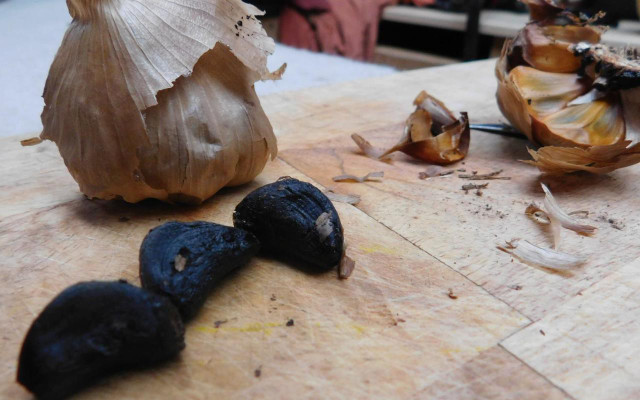 What is fermented black garlic? 