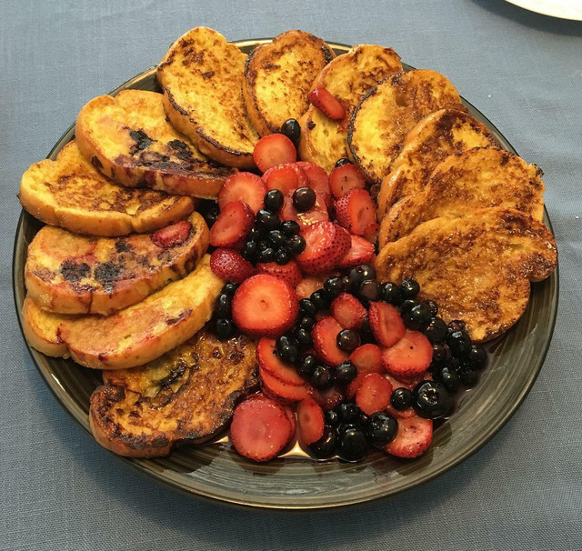 French toast can be served with or without fruit