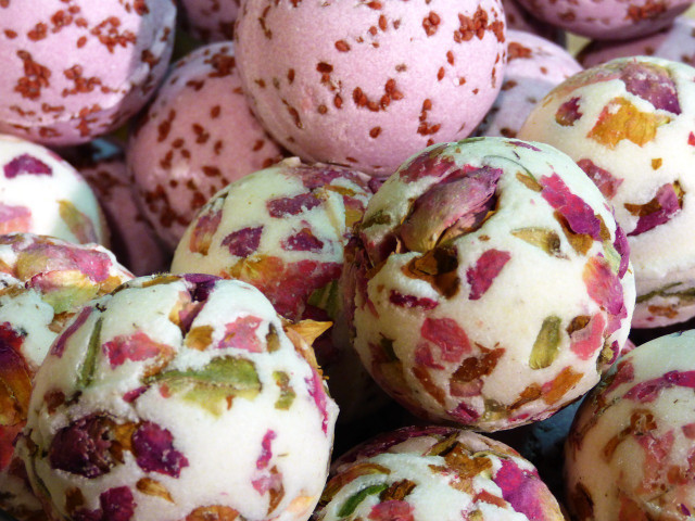 Enjoy homemade bath bombs of different natural ingredients