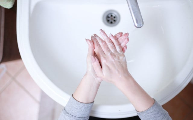 DIY hand sanitizer homemade hand sanitizing gel for beginners