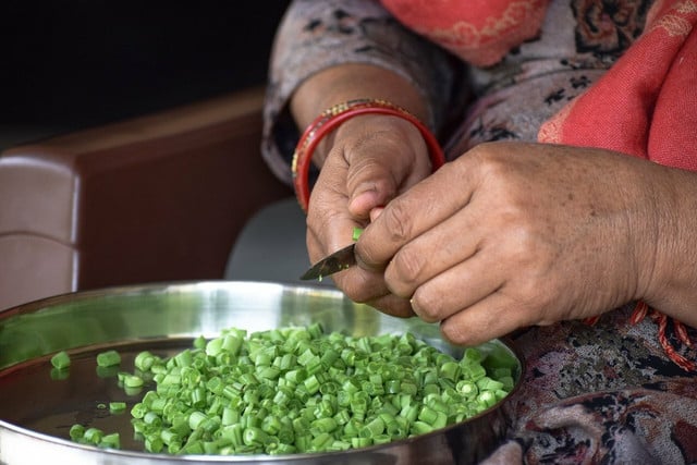 Wild onion has a similar flavor to domestic relatives such as white onions and spring onions, and can be used as a substitute in many different dishes.