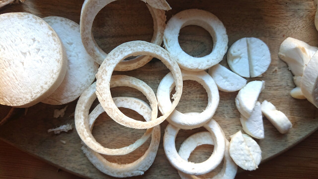 You can make your vegan calamari look authentic by cutting the mushrooms in to rings