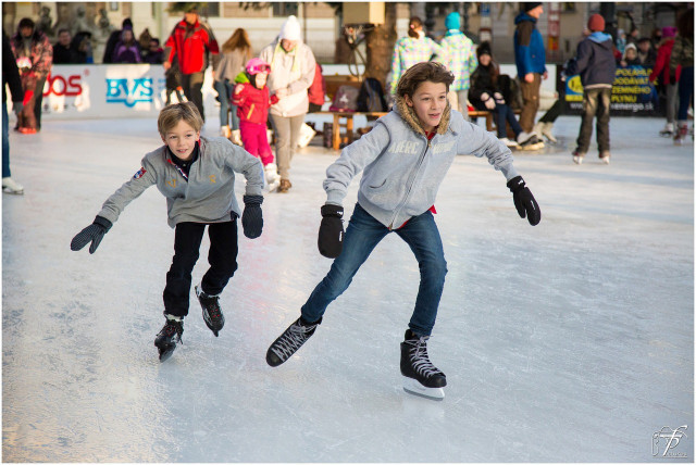 Ice skating is one of the best family-friendly winter bucket list activtites.