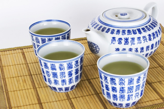 Green tea contains tannins which fight fungal infections.