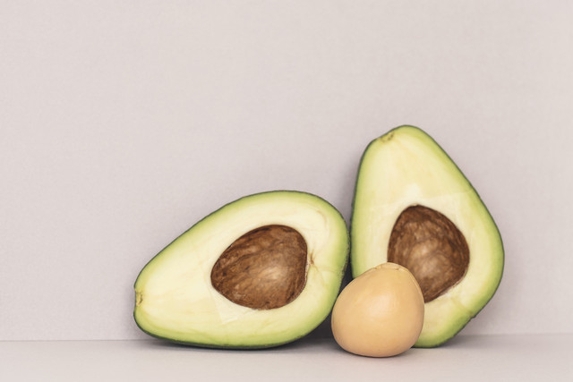 Achieve naturally clear and glowing skin with avocado seeds.