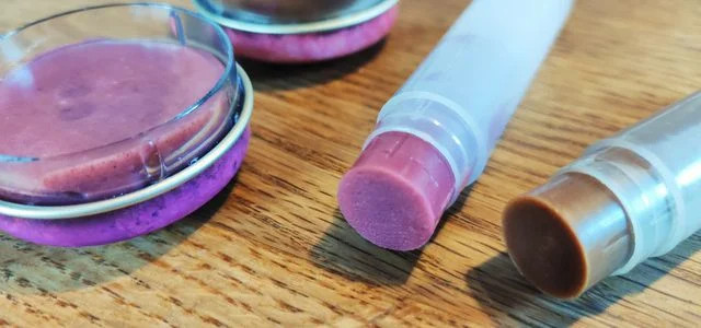 DIY cosmetics make good low waste gifts.