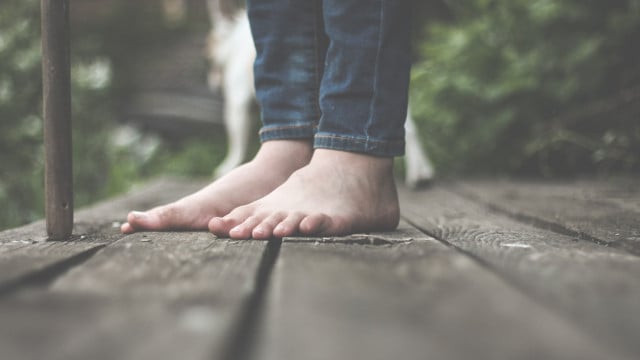 walking barefoot benefits