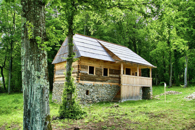 Some people who choose to live off the grid decide to build their own homes. 