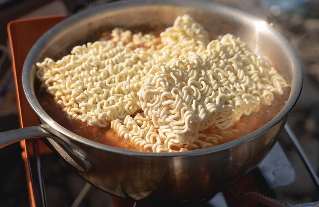 High fructose corn syrup is a common ingredient in instant noodles. 