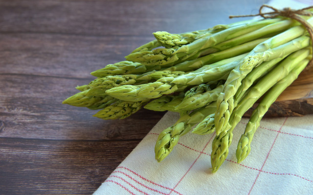 Cooking green asparagus