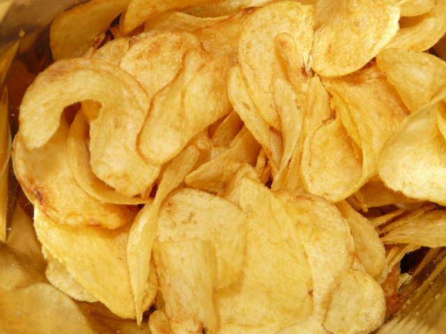 If there are no organic or specifically vegan potato chips available, choosing 'plain' or 'salted' is usually the safest bet.