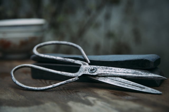 Did you know that you can reuse aluminum foil to sharpen scissors?