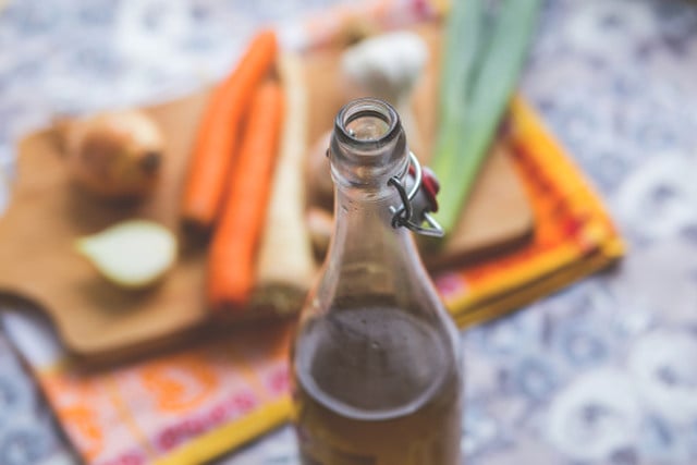 Homemade wine vinegar from expired wine is both delicious and cheap. 
