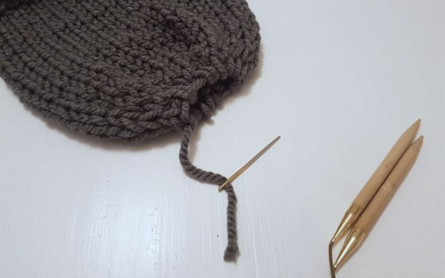 Finish making your own knitted hat.