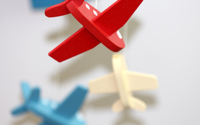 airplane-e-pixabay-171120-1280x720 eco-friendly toys