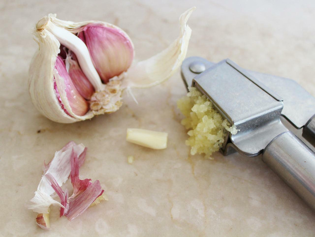 Garlic should be eaten as part of a balanced diet in order to reduce the risk of blood clots.