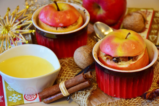 Cooked apples are a good source of vitamin C and thus not only a flavorful but also a healthy option for vegan party food.