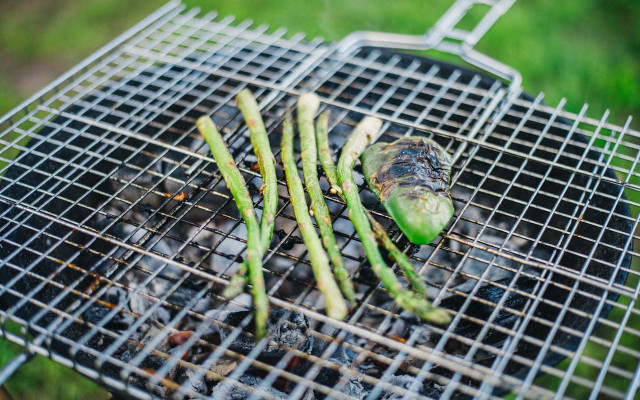 grilling wild asparagus 