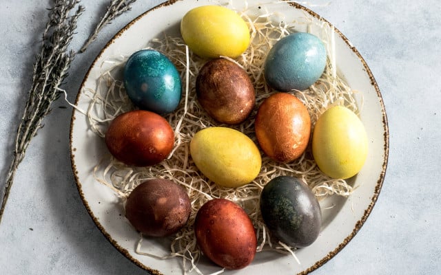 Natural egg dye Easter egg dyeing from scratch recipes organic ingredients