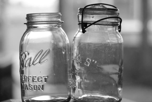 Wondering how to preserve garlic in glass jars? Keep reading. 