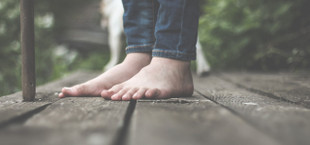 walking barefoot benefits