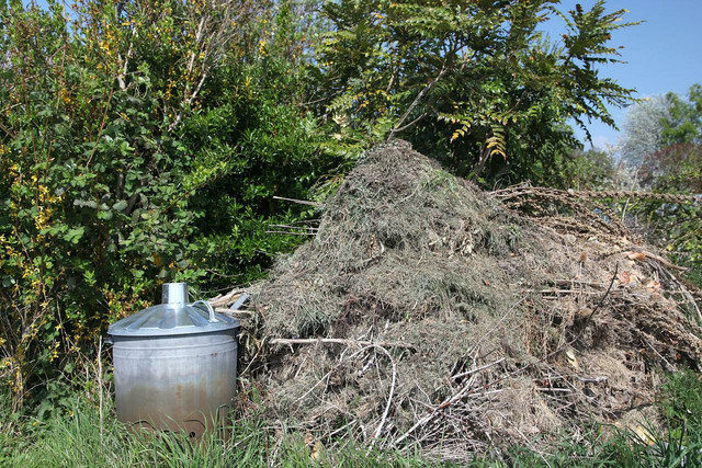 Cold compost woks best with some sticks to provide airflow.
