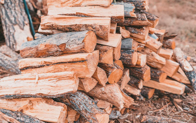 How to store firewood? Avoid stacking it directly on the ground. 