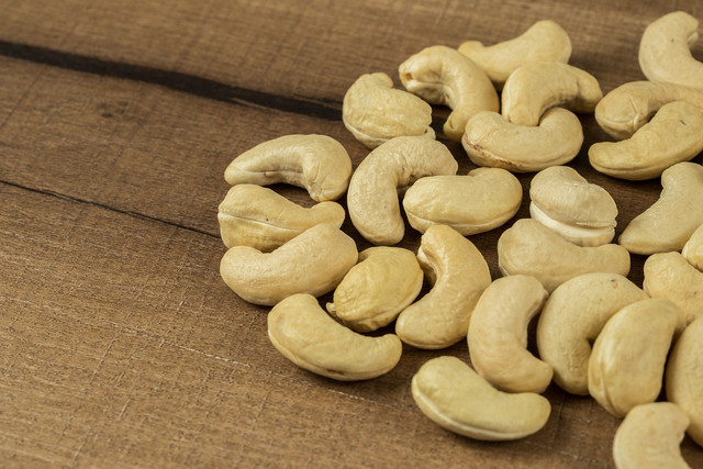 Cashew shells contain traces of urushiol, a toxin that can cause itching and skin rashes.