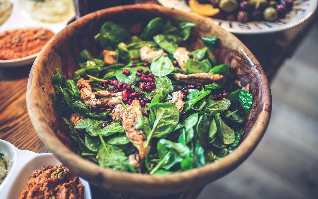 wooden bowl using less plastic