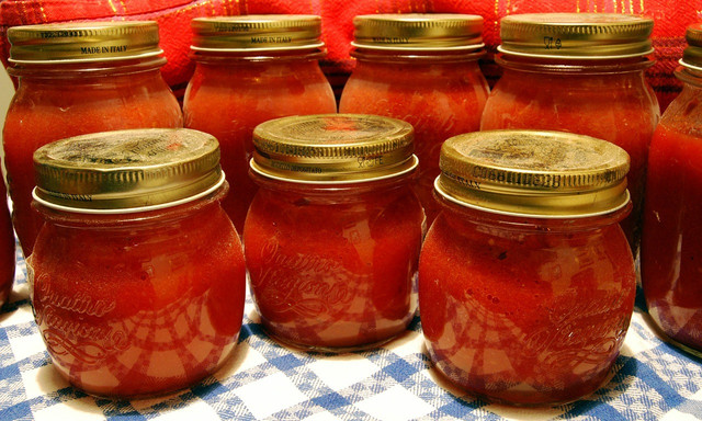 Canning fresh tomatoes can be done easily and quickly. 