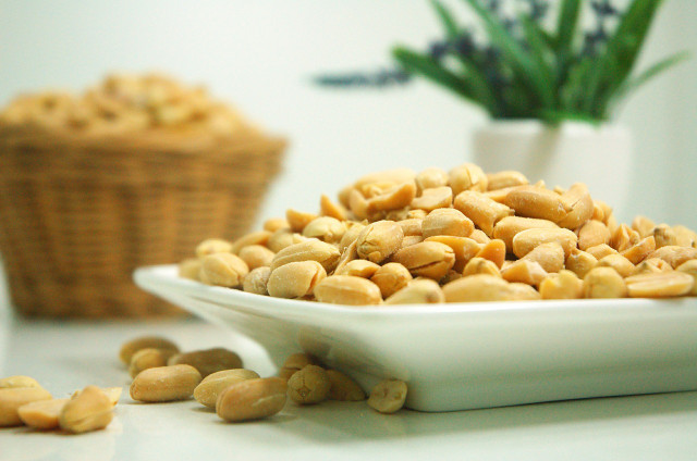 while-packaged-peanuts-are-usually-vegan-you-do-n-cc0-pixabay-forwimuwi73-220218_download While packaged peanuts are usually vegan, you do need to keep your eyes open for those containing gelatin.