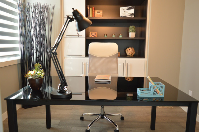 Make sure to separate your working space from your living space for a feng shui home office.