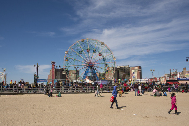 Looking for one of the best boardwalks on the East Coast to visit with kids? Check out Coney Island. 