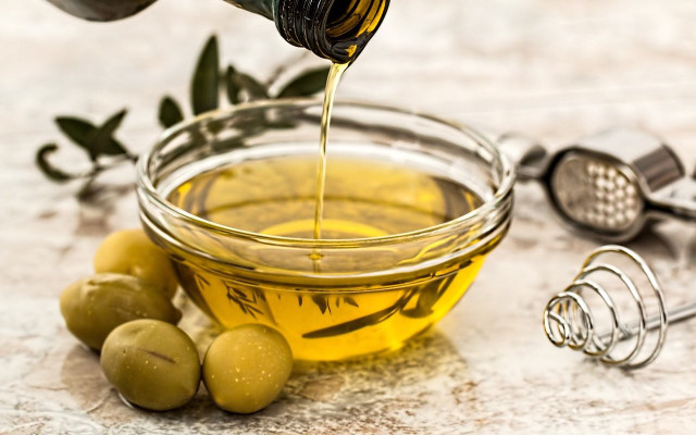 olive oil nourish dry skin