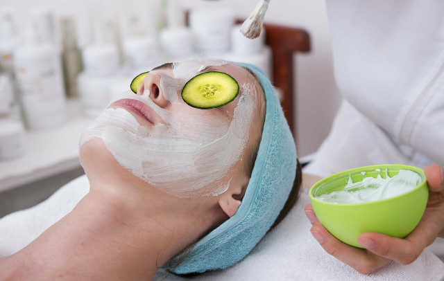 Facemasks and detox water made from organic ingredients can help you get clear skin naturally. 