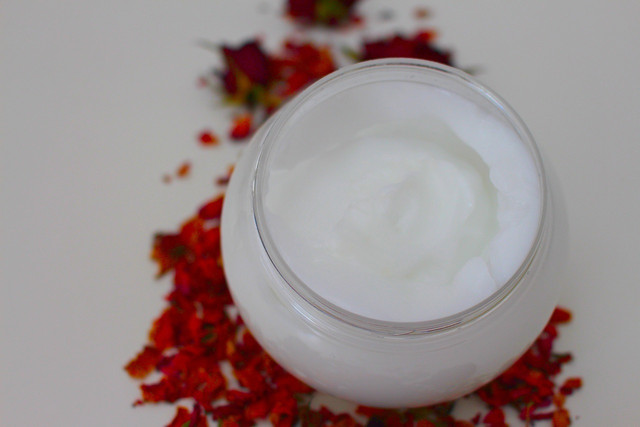 Homemade conditioners help you to detangle your hair naturally.