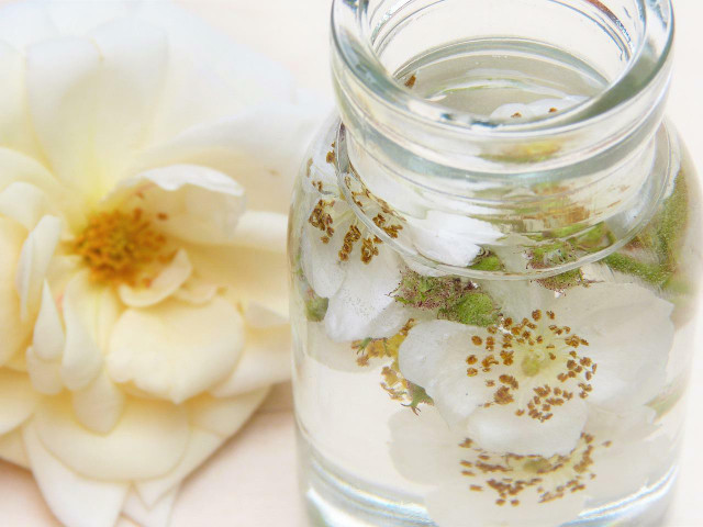 Making your own homemade deodorant using natural ingredients is a method for reducing sweating. 