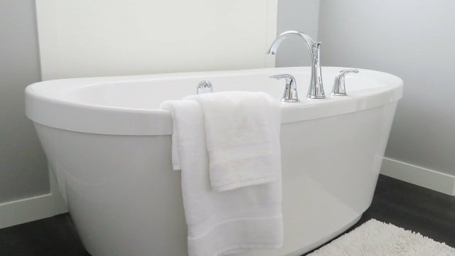 best way to clean bathtub