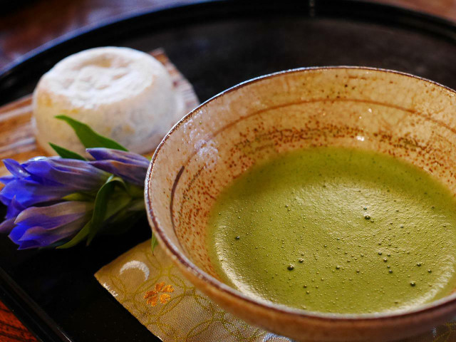 One of matcha's benefits for skin is the ability to slow photoaging.